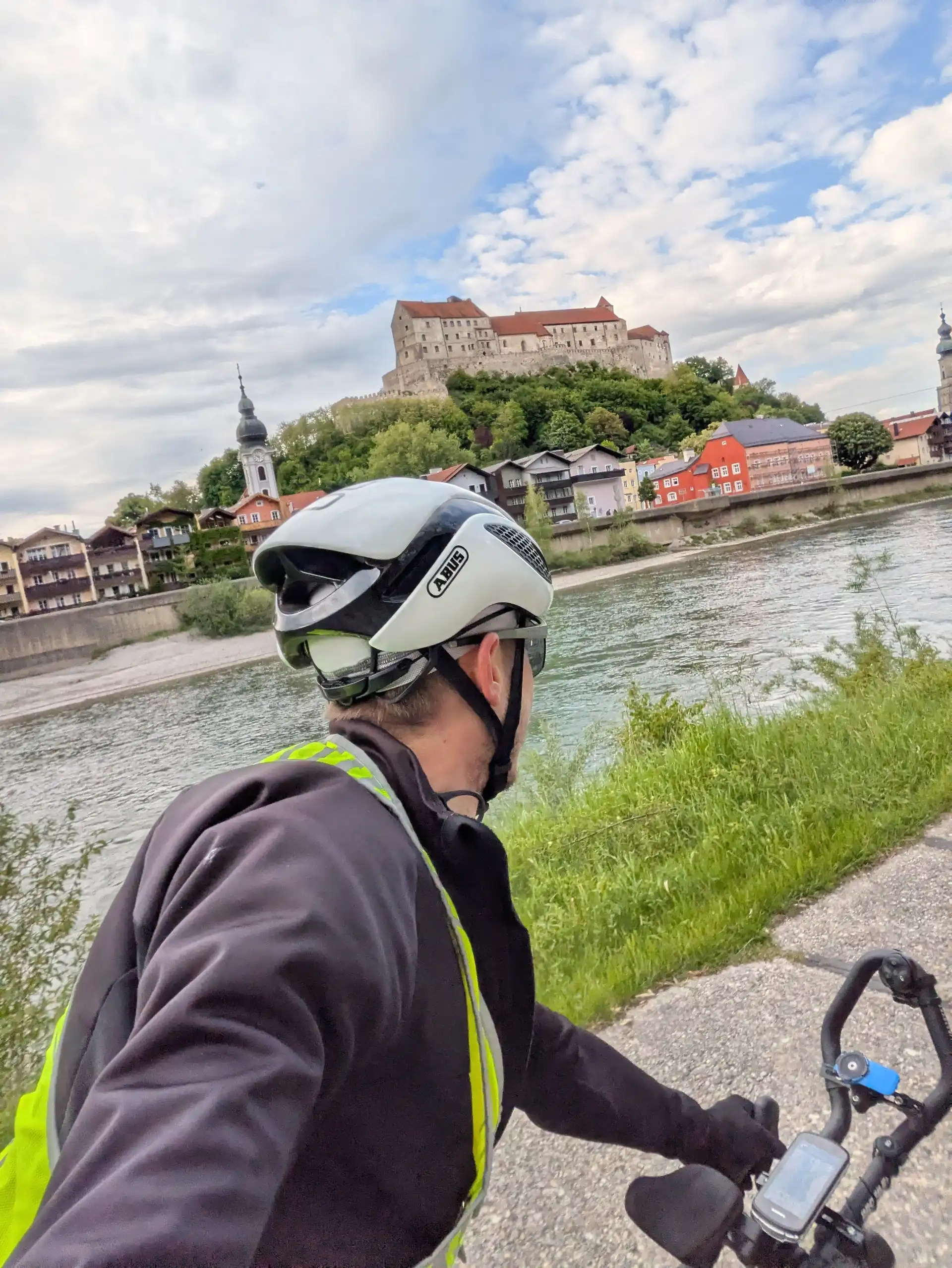 Burghausen Kalesi Inn Nehri üzerinde yükseliyor – Avrupa'nın en uzun kale komplekslerinden biri